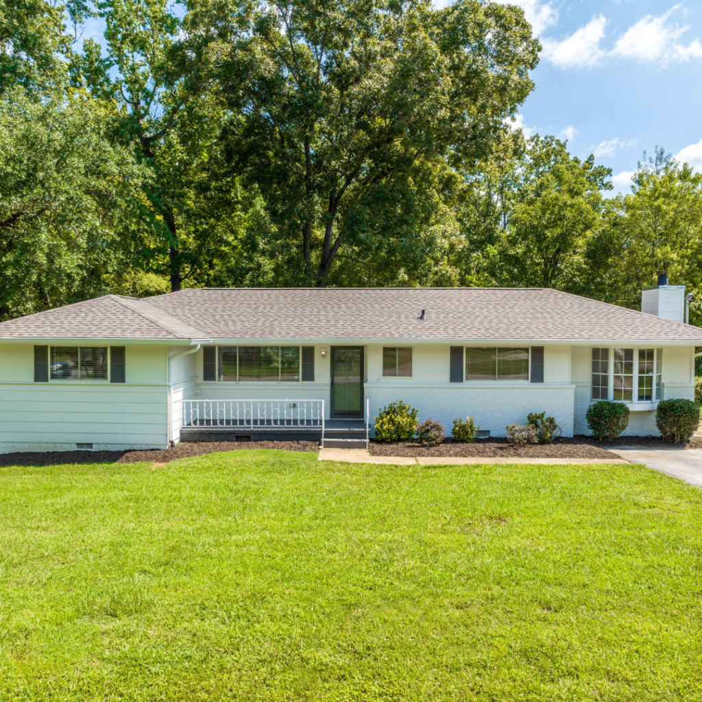 Image of a white ranch home that is one of the best neighborhoods in Chattanooga for home buyers, Liles Addition.